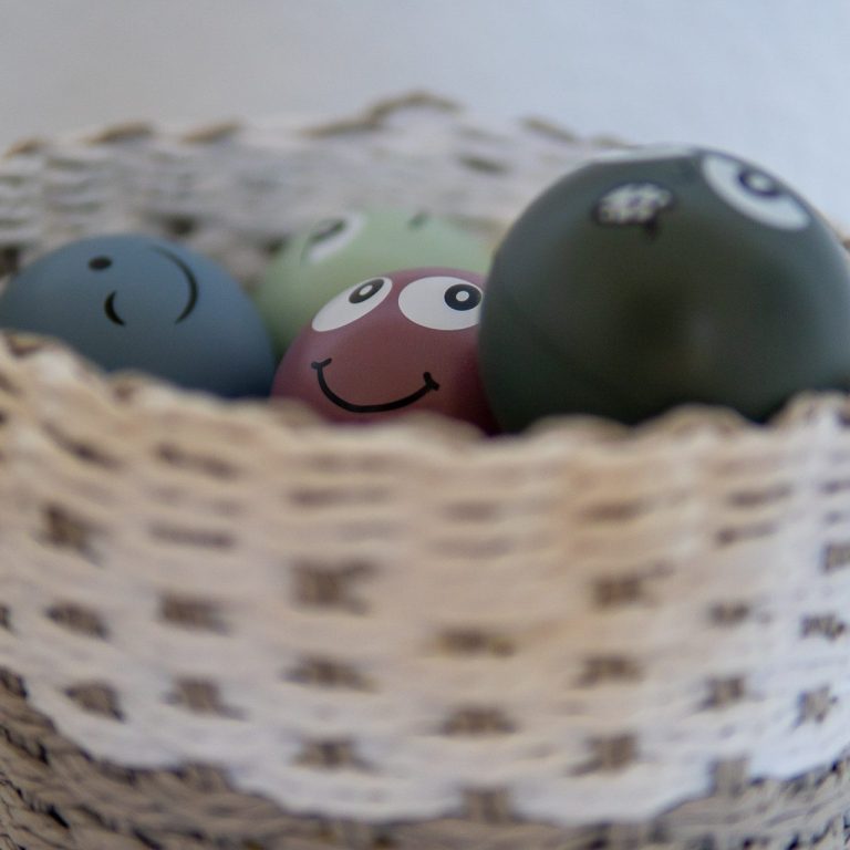 Mehrfarbiges Symbolbild verschiedener Emotionen, durch Smileys dargestellt.